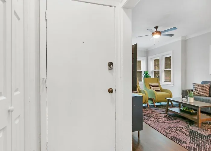 2br Comfy & Artistic Outfitted For Comfort - Francisco 1 Apartment Chicago
