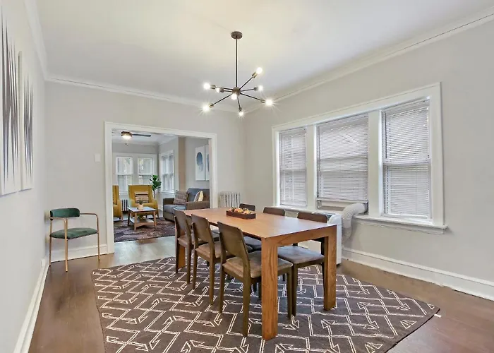 2br Comfy & Artistic Outfitted For Comfort - Francisco 1 Chicago