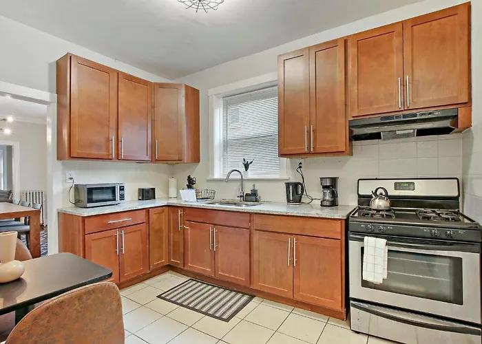 2br Comfy & Artistic Outfitted For Comfort - Francisco 1 Apartment Chicago
