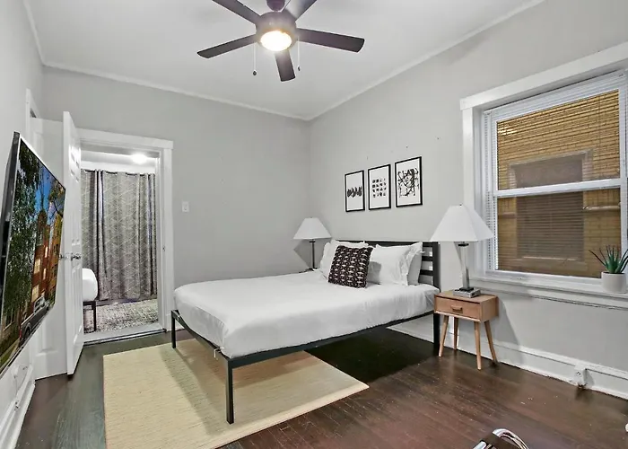 2br Comfy & Artistic Outfitted For Comfort - Francisco 1 Apartment