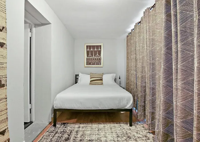 Apartment 2br Comfy & Artistic Outfitted For Comfort - Francisco 1